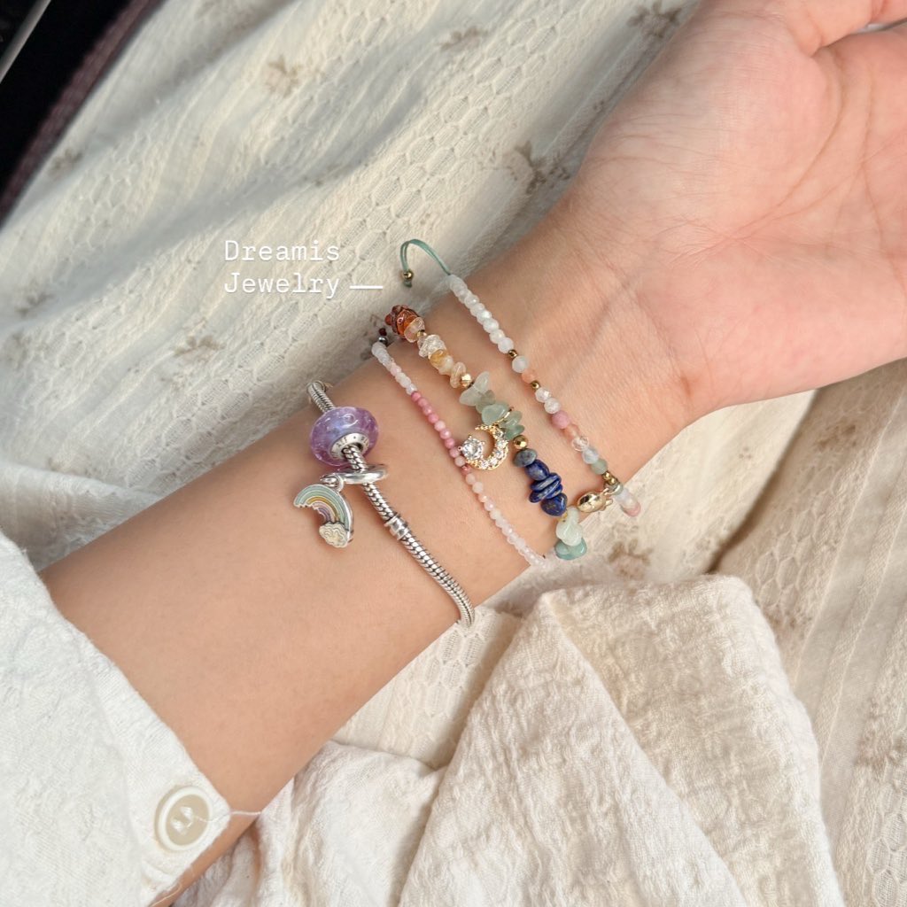 📿 กำไลหินที่คนขอพิกัดเข้ามาเยอะมาก ㅜㅡㅜ น่ารักจนมูมา 3 เส้น จากร้าน dreamis คอนเฟิร์มว่าเริ่ดจริง เป็นที่พึ่งทางใจดีมาก หยิบมาใส่ได้ everyday เลย กำไลหินมงคลที่สายมูห้ามพลาด ! 🌙🌟