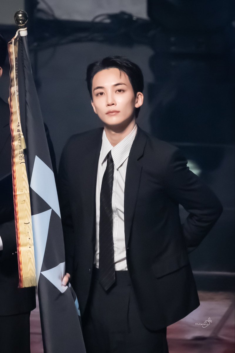 hunmanity's tweet image. so it is true that men get a hundred times hotter when they hit 30 because daaaaaamn yoon jeonghan
