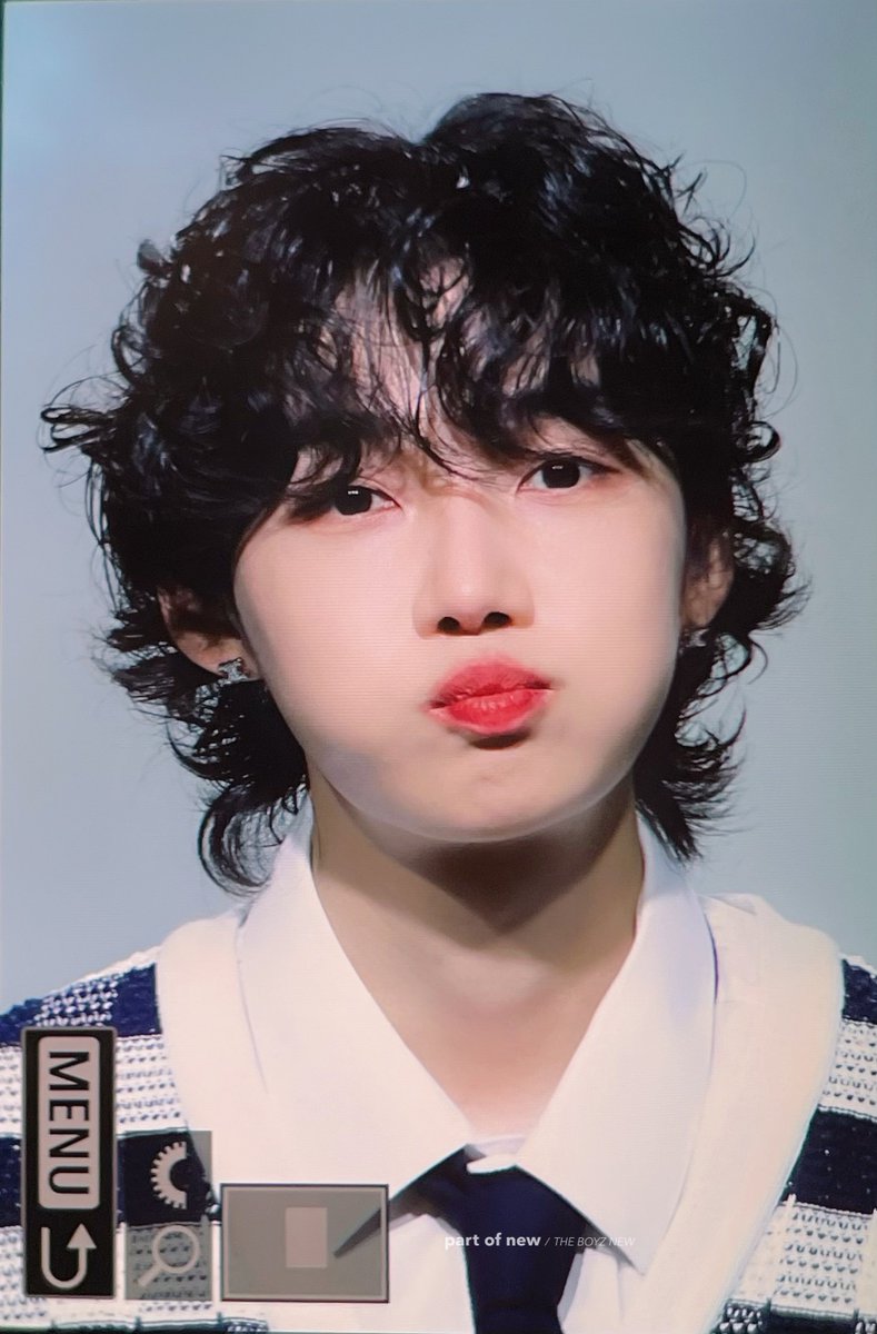 partof_new's tweet photo. 251023 넘귀여워😗
#뉴 #최찬희 #더보이즈 #THEBOYZ #NEW https://t.co/oZWhwC55p5