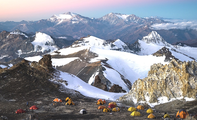 La ruta normal de Aconcagua (6.960,8 m) es la más frecuentada. No requiere técnica de escalada pero sí aclimatación estricta y gran condición física por el riesgo de mal de altura. Su CB es Plaza de Mulas y son varios sus campos de altura

#Aconcagua #Montaña #GrajalesExpeditions