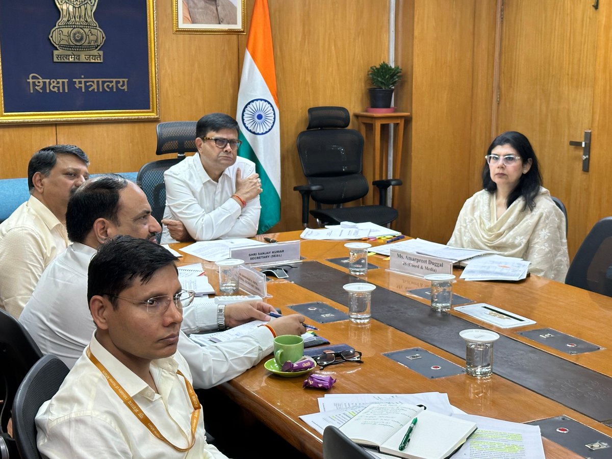 EduMinOfIndia's tweet image. Shri @sanjayjavin, Secretary, Department of School Education &amp;amp; Literacy (DoSEL), chaired 3rd National-level meeting on 22nd October, 2025 with Education Secretaries/ SPDs/ Commissioners of Education from all 36 States/Union Territories (UTs) on mental health of students in school…