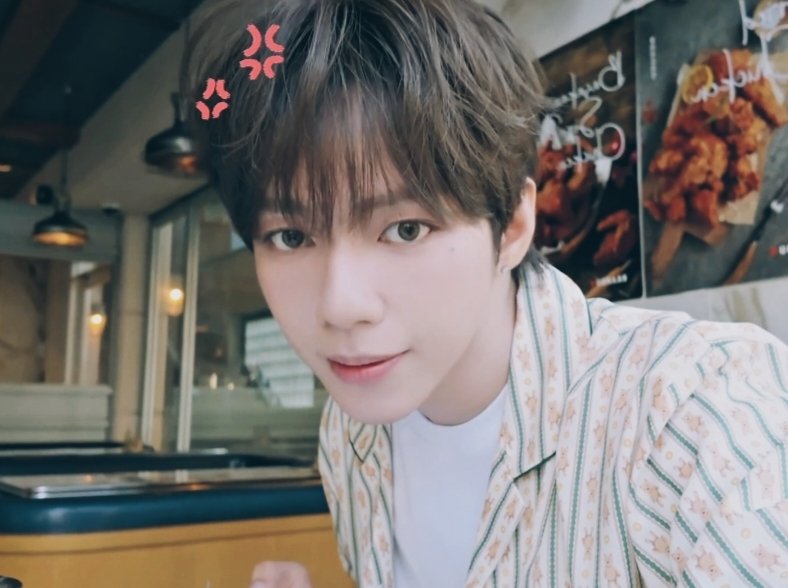 𝓫𝓮𝓱𝓲𝓷𝓭 𝓽𝓱𝓮 𝓼𝓬𝓻𝓮𝓮𝓷𝓼

— a #stejay au where 

Ace (🦝) is a popular tiktok and youtube content creator. Ven (🦊) is a well-known game streamer. they’ve been together for years, quietly loving each other behind the screens — a secret only their friends know.