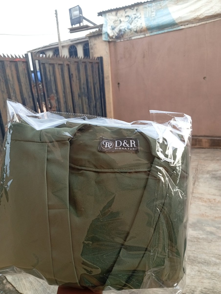 Wunmi_Kitchen's tweet photo. I pre-ordered my medical scrub ahead of the laugh and I got mine delivered yesterday ☺️
💯. Neatly packed
💯. Perfectly fitted
💯. Comfy feeling.
💯. Timely delivery. 

I can't wait to rock mine🎉🥳

Get yours from @DandRSignature_ and experience luxury at it's peak🎉🥳 https://t.co/NgQu65Q5Mh