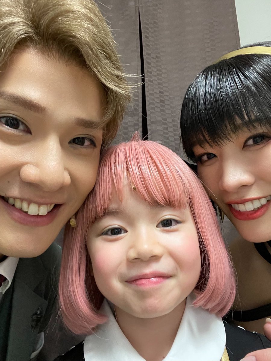 ミュージカル『SPY×FAMILY』
本日の公演も無事終演致しました。
チケットぴあ／おけぴ、合同貸切でした！

お客様があったかくてあったかくて…

幸せです。

みれいアーニャ
そらヨル
と家族写真です！

アップ。笑笑