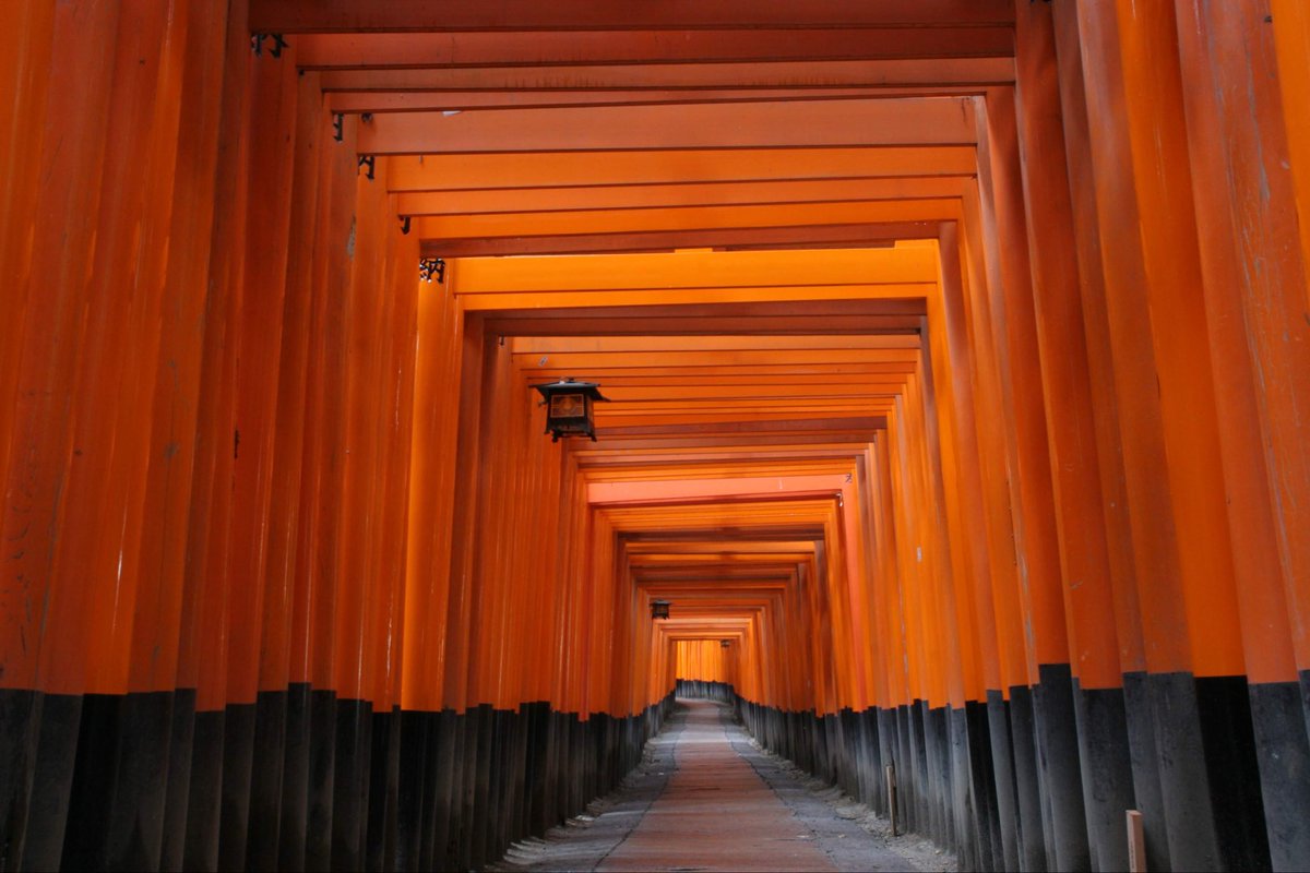 #これを見た人はオレンジが入ってる画像を貼れ

人がいっぱい来るはるか前の頃の伏見稲荷の千本鳥居