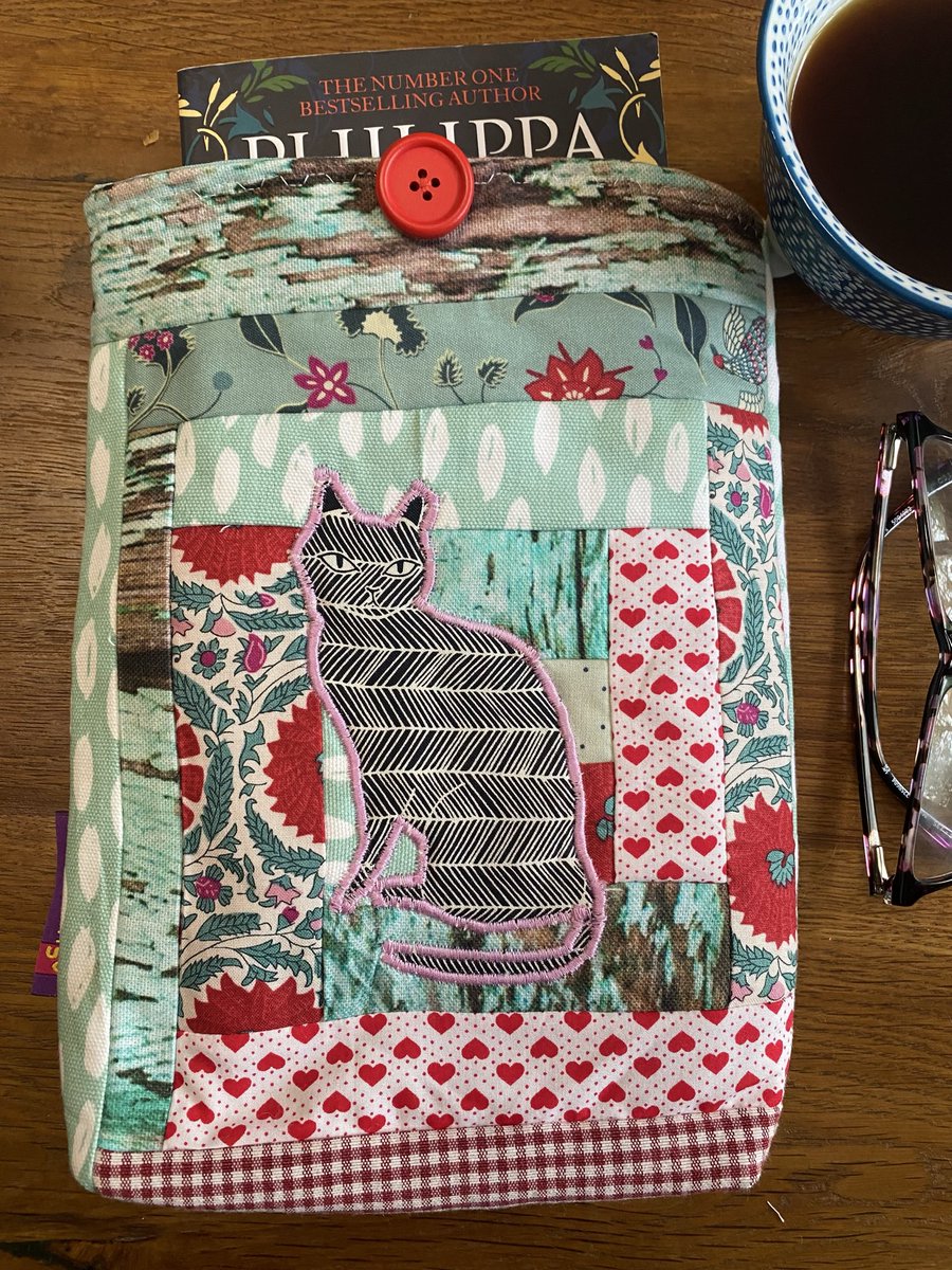 Unique Crazy quilting book sleeve with a gorgeous black cat! A NEW ADDITION to the book sleeve collection! zebramingo.etsy.com/listing/439191…
#caturday #blackcat #catlover #SMILEtt23