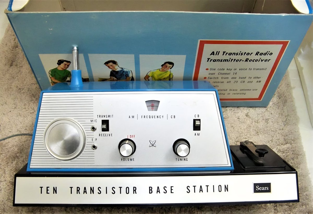 10-Transistor Radio Sending and Receiving Base Station. The set was capable of both transmitting and receiving, allowing families, hobbyists, and young experimenters to experience two-way communication...
whatsapp.com/channel/0029Va…