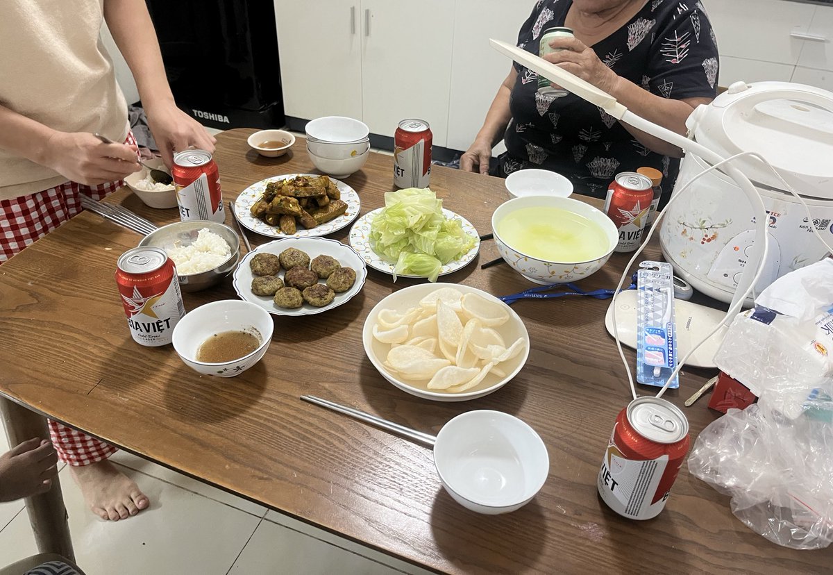 この数日おばあが手を離してくれなくて泣きそう🥲

お隣さんご飯したい気持ちと、ほかのみんなとのお別れもきちんとしたい気持ちのせめぎ合い😂

今日はチビたちが何か感じ取ったのか、私が食べさせないとご飯を食べませんでした😭

お隣さん家にしては大量のビールは、おばあが気張って買ってくれた🥹