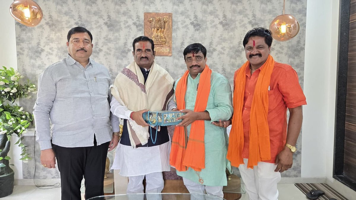 PratapraoPatilc's tweet image. 📍साई-सुभाष | नांदेड.

आज दिवाळी निमित्त माझे विधानसभेतील स्नेही तथा नांदेड दक्षिणेचे महायुतीतील आमदार आनंदराव पाटील बोंढारकर यांनी शुभेच्छा दिल्या. याप्रसंगी त्यांचा यथोचित सत्कार सन्मान केला व विविध विषयांवर चर्चा केली.
#Diwali #HappyDiwali #Diwali2025 
.
.
.
@bondharkarMla