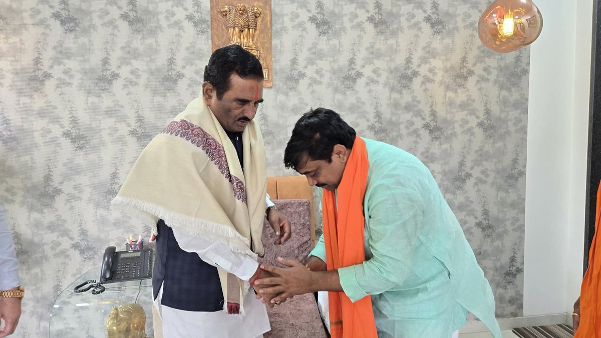 PratapraoPatilc's tweet image. 📍साई-सुभाष | नांदेड.

आज दिवाळी निमित्त माझे विधानसभेतील स्नेही तथा नांदेड दक्षिणेचे महायुतीतील आमदार आनंदराव पाटील बोंढारकर यांनी शुभेच्छा दिल्या. याप्रसंगी त्यांचा यथोचित सत्कार सन्मान केला व विविध विषयांवर चर्चा केली.
#Diwali #HappyDiwali #Diwali2025 
.
.
.
@bondharkarMla