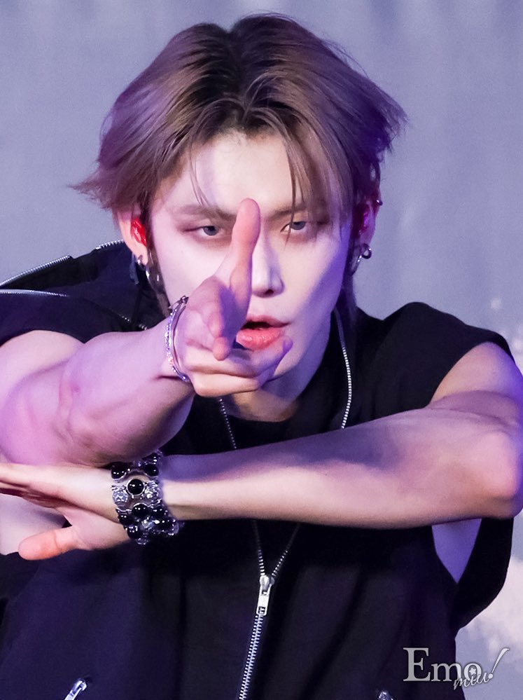 starllelo's tweet image. the photographer had one job and he delivered