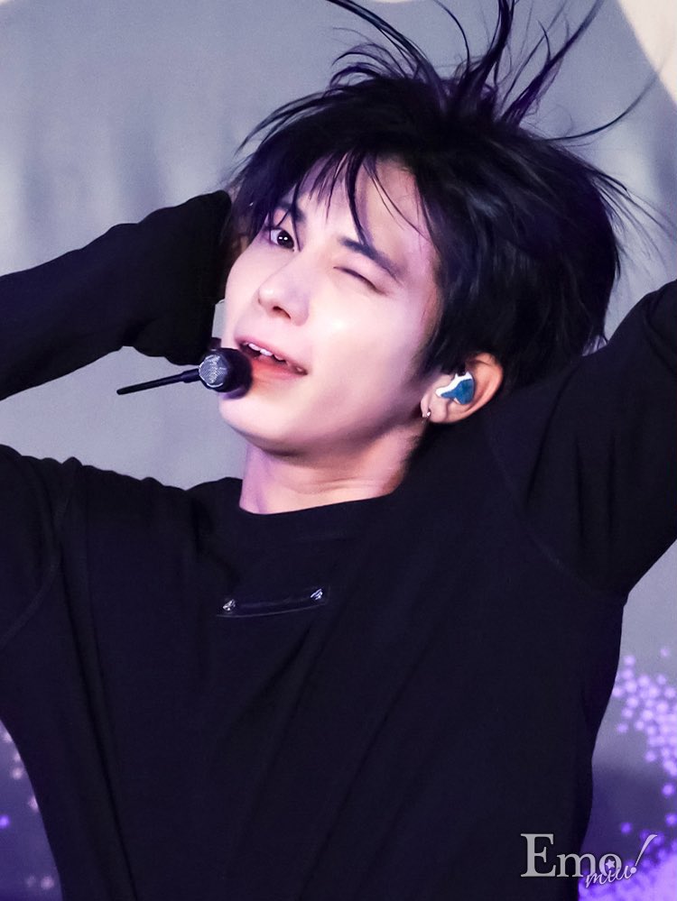 starllelo's tweet image. the photographer had one job and he delivered