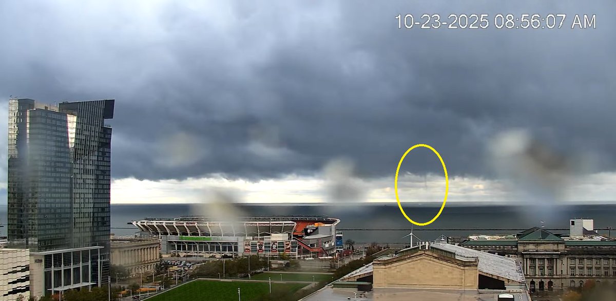 Waterspout seen on a live webcam from downtown #Cleveland at 8:55 am. Link to webcam at youtube.com/watch?v=6om4Op…
<a href="/ICWR/">ICWR</a> #LakeErie #Waterspout #OHwx #GreatLakes #CLE #Weather
