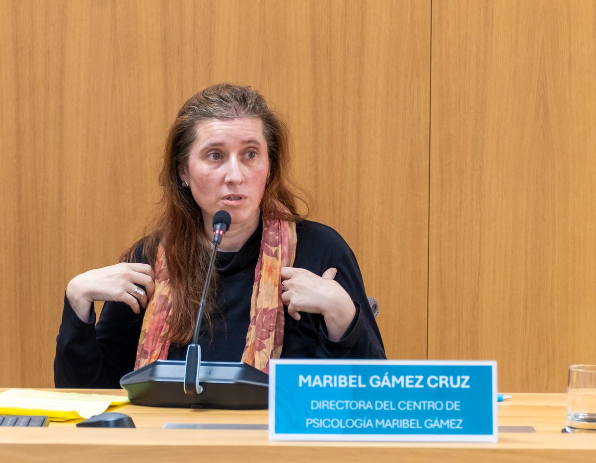 <a href="/EAFIT/">Universidad EAFIT</a> <a href="/uc3m/">UC3M</a> <a href="/postsinaptica/">Emma Bernardo Sampedro</a> <a href="/AXASegurosEs/">AXA España</a> 🧠 Psicología Económica e Inteligencia Artificial
 
La psicóloga Maribel Gámez imparte una ponencia sobre cómo la IA puede ayudar a mejorar la toma de decisiones económicas.