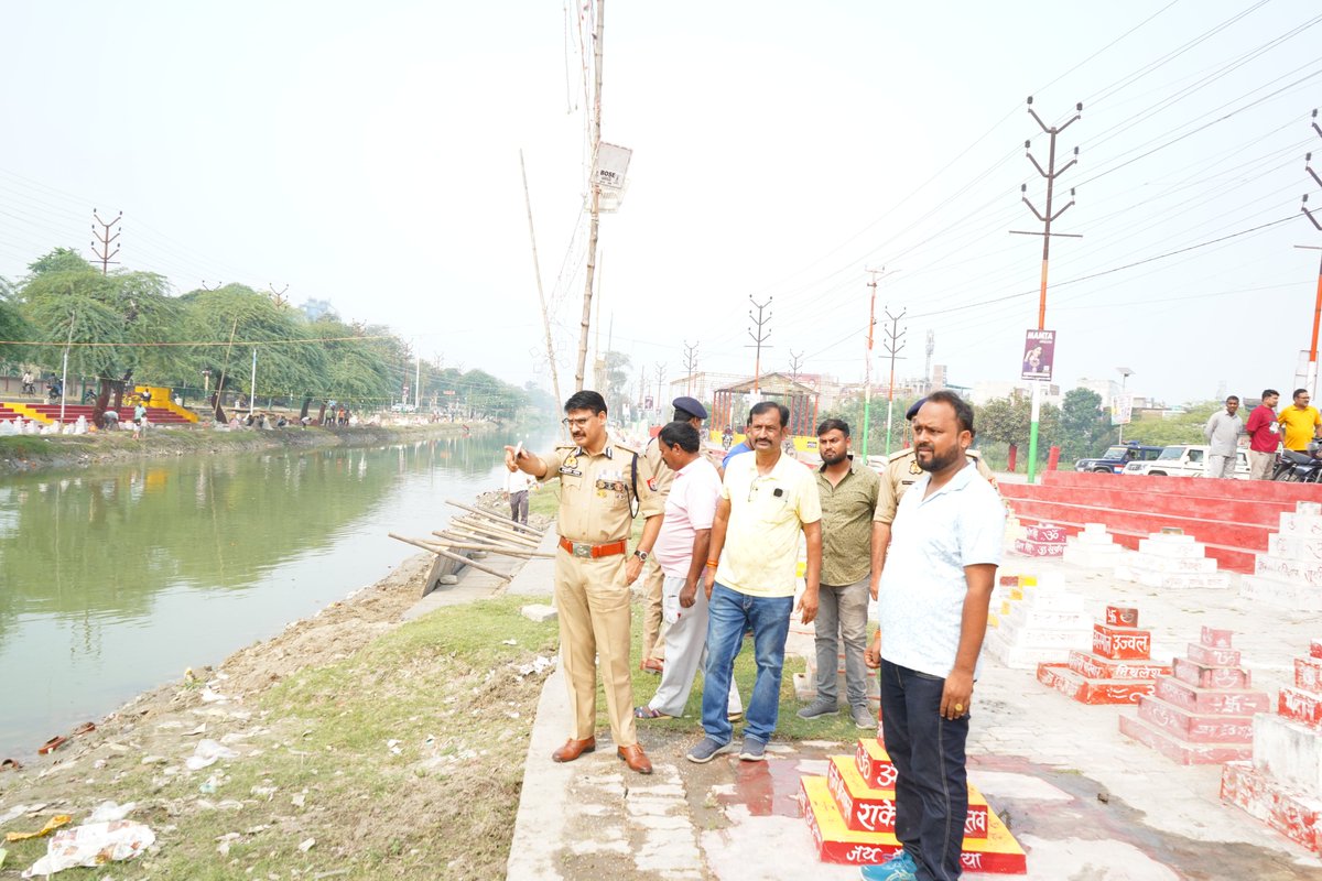 kanpurnagarpol's tweet photo. पुलिस आयुक्त श्री रघुबीर लाल ने पनकी नहरिया, अर्मापुर और बिठूर घाटों का व्यापक निरीक्षण किया। इस दौरान अपर पुलिस उपायुक्त (पश्चिम), सहायक पुलिस आयुक्त कल्याणपुर और संबंधित घाटों के थाना प्रभारी भी मौजूद रहे।
निरीक्षण में प्रमुख निर्देश:
🔹 घाटों पर जल पुलिस, पीएसी और गोताखोरों की पर्याप्त तैनाती
🔹 अतिरिक्त नावों की व्यवस्था और स्थानीय लोगों को पुलिस वॉलंटियर के रूप में तैनात करना
🔹 दैनिक मजदूरी पर अतिरिक्त गोताखोर
🔹 घाटों पर सीसीटीवी और प्रकाश व्यवस्था, साथ ही P.A. सिस्टम स्थापित
🔹 सांय काल से पुलिस बंदोबस्त, यातायात नियंत्रण, साफ-सफाई 
🔹 ड्यूटी पर लगे पुलिसकार्मिको द्वारा श्रद्धालुओं और पर्यटकों के प्रति सम्मानजनक और शालीन व्यवहार सुनिश्चित किया जाये। @Uppolice @dcpwkanpur @kanpurtraffic