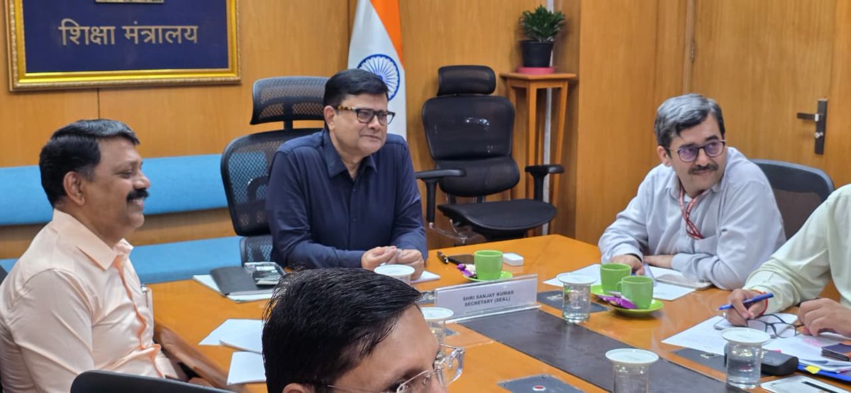 EduMinOfIndia's tweet image. On 23rd October 2025, Shri @sanjayjavin, Secretary, Department of School Education &amp;amp; Literacy (DoSEL), chaired a meeting of the National Level Committee constituted to formulate a Uniform Mental Health Policy and Guidelines for schools across the country.

The Committee comprises…
