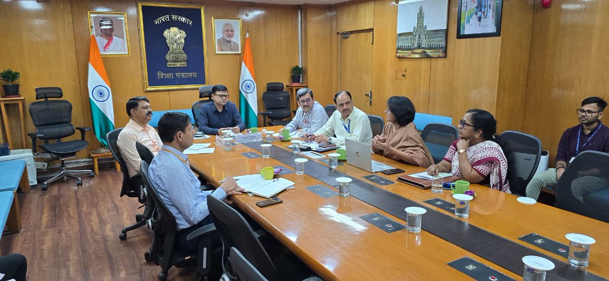 EduMinOfIndia's tweet image. On 23rd October 2025, Shri @sanjayjavin, Secretary, Department of School Education &amp;amp; Literacy (DoSEL), chaired a meeting of the National Level Committee constituted to formulate a Uniform Mental Health Policy and Guidelines for schools across the country.

The Committee comprises…
