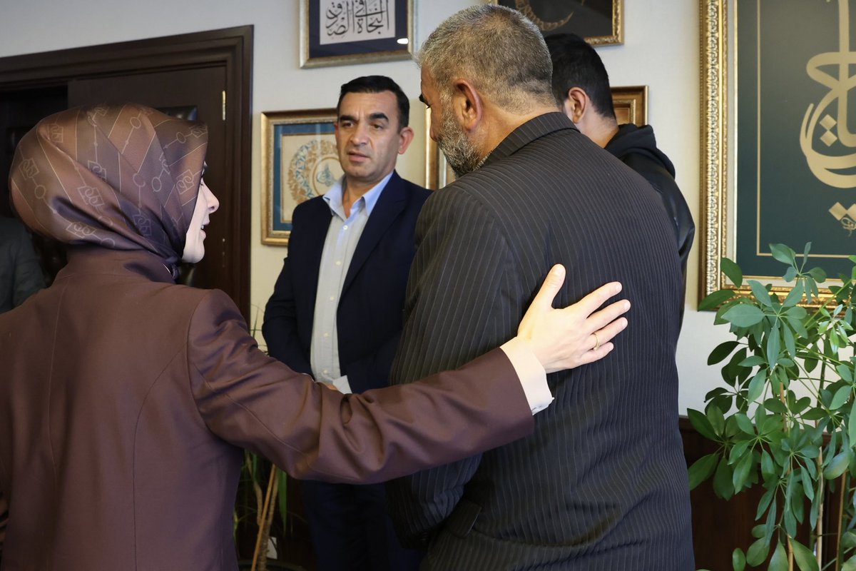 Rojin Kabaiş evladımızın vefatı hepimizi derinden yaraladı. Bugün, Rojin’in ilk günden beri daima yanında olduğumuz babası Nizamettin Bey ile Bakanlığımızda bir araya gelerek acılarını paylaştık, sürece dair hassasiyetlerimizi ve kararlılığımızı ifade ettik.

Soruşturma, tüm