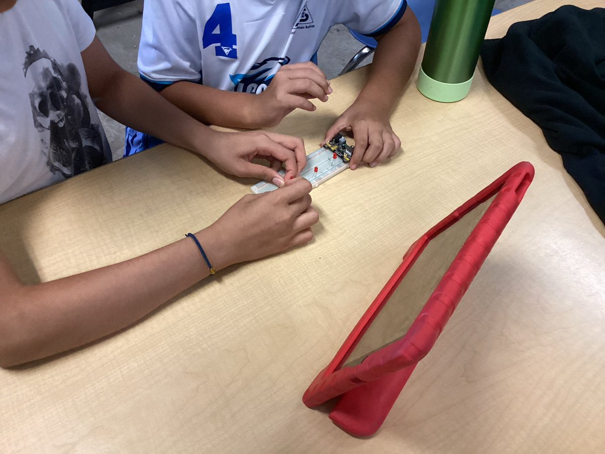 Clase de electrónica en el aula de robótica en <a href="/CSBoficial/">Colegio Simón Bolívar</a> <a href="/JJHoyos_CSB/">Jesús Hoyos</a> <a href="/oz_csb/">Oscar Zúñiga</a> #electronica