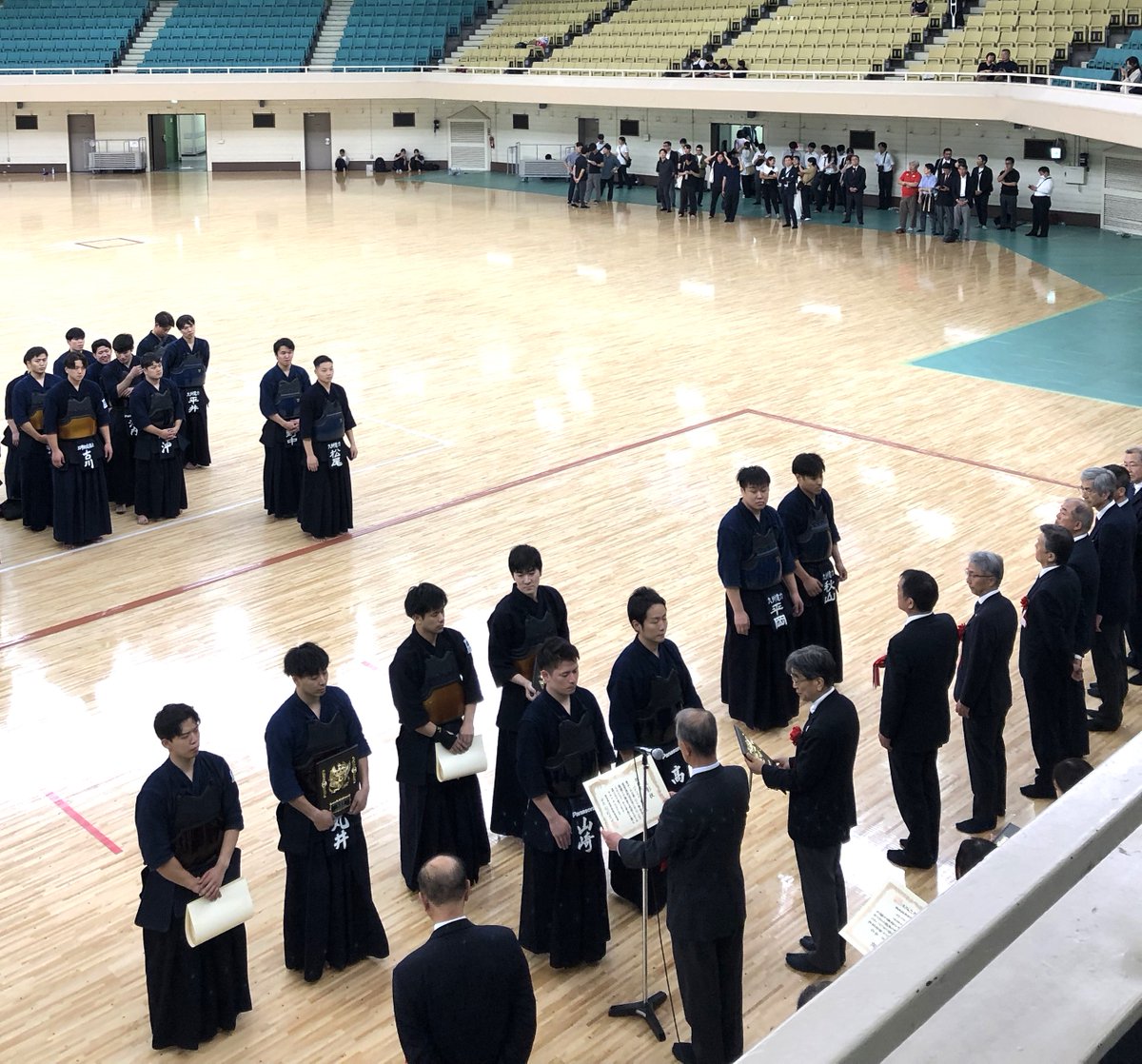 #中央大学剣道部 9月15日の全日本実業団、表彰式。優勝したNTT大手町とベスト8のパナソニック（EW本社）。
NTT大手町にR5卒 及川（秋田南) R6卒 小川（敬徳）。
パナにH24卒 高（上宮）R3卒 沖（麗澤瑞浪）R4卒山崎（帝京第五）R5卒 川崎（市立沼田）