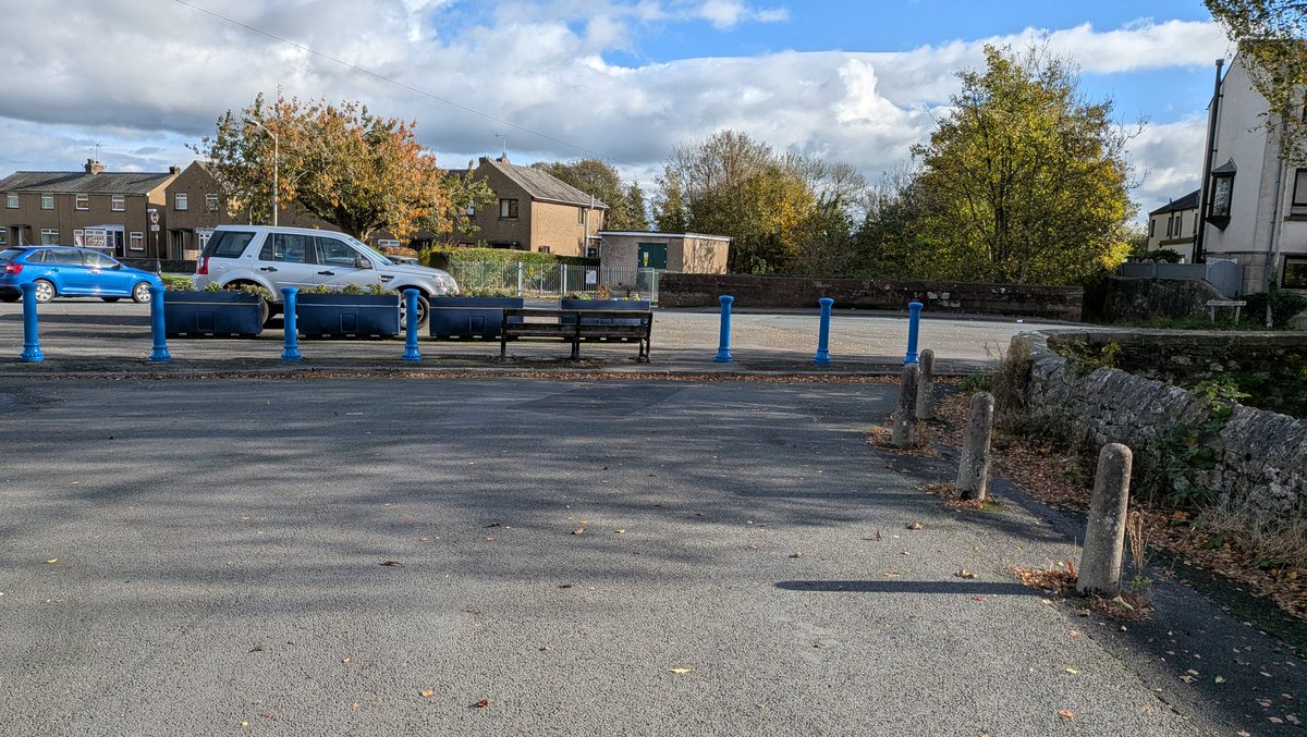 TheLengthsman's tweet photo. 15 Bollards looking like new ones!
Resident came over and thanked me, he said they have been there 30 years and never seen a lick of paint 🎨 https://t.co/9NAY7VdGBA