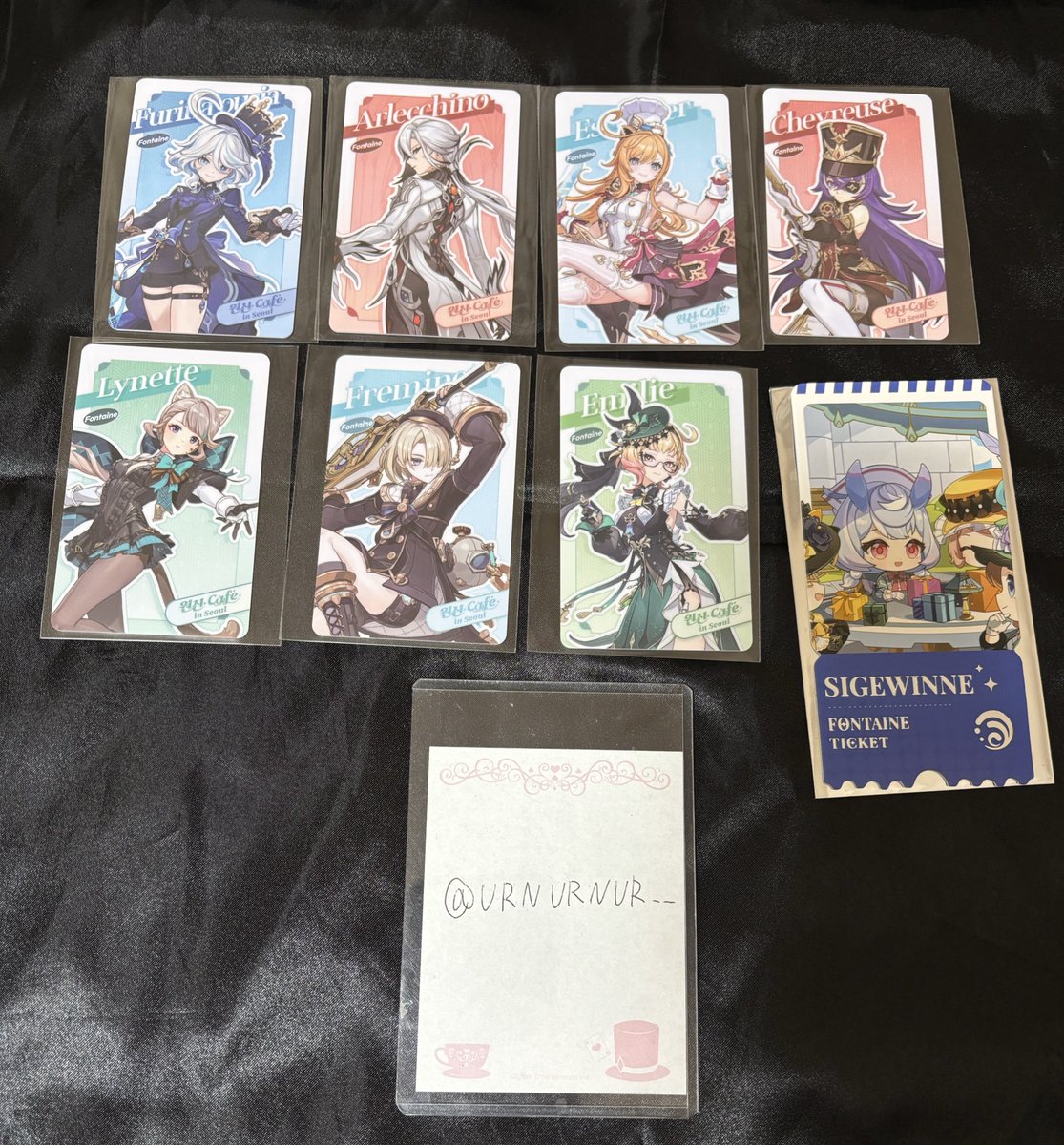 URNURNUR__'s tweet photo. 【交換】 原神 韓国 ソウル カフェ ポラロイド フォトカード 特典 ミニチケット

譲：フリーナ.アルレッキーノ.エスコフィエ.リネ.リネット.フレミネ.シュヴルーズ.シャルロット.ナヴィア.クロリンデ.シグウィン

求：画像3枚目特典 リオセスリ > ヌヴィレット

ご不快でなければ複数お渡し可能です。 https://t.co/8DJ0oofAfk
