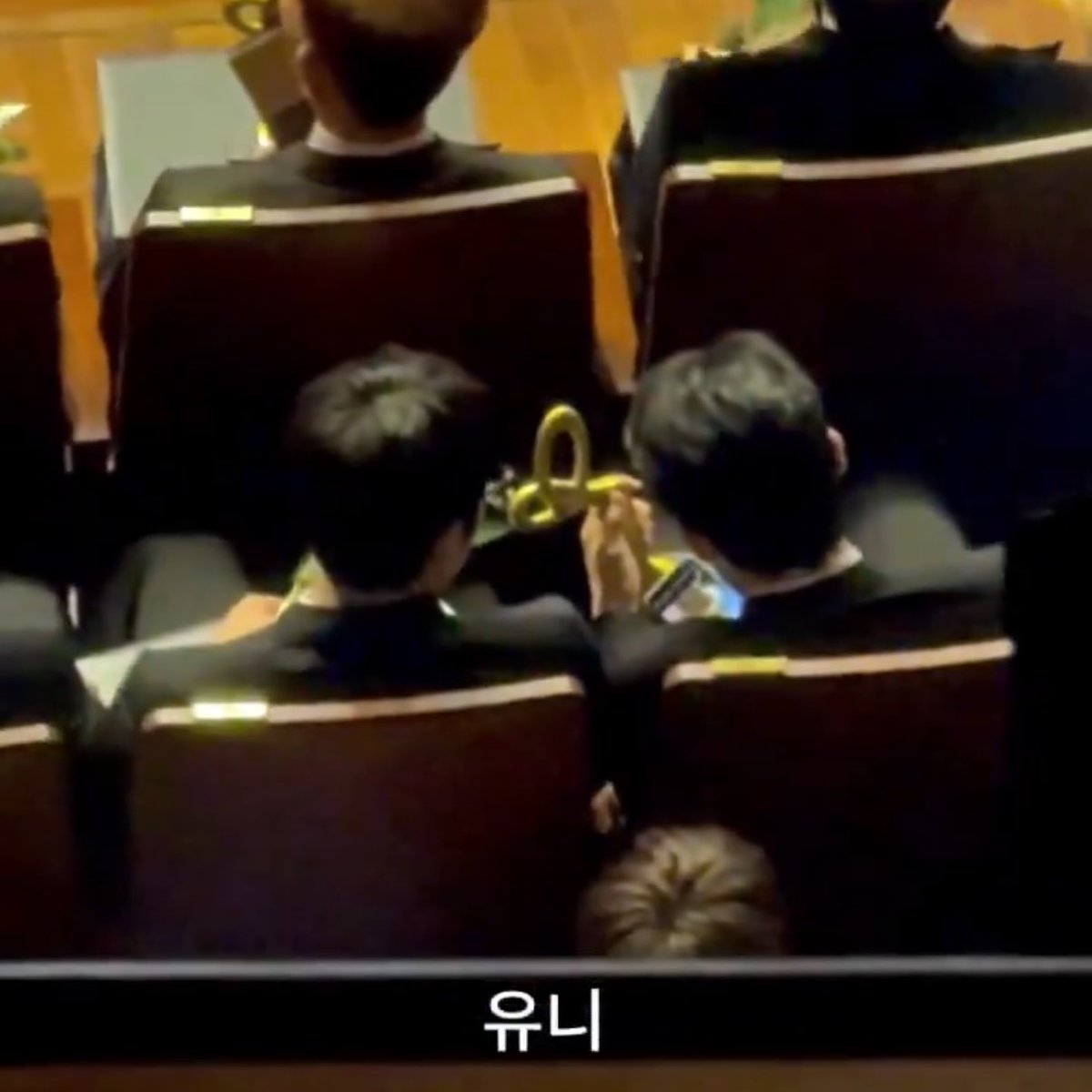 트로피 인증샷 찍는거 진자 너무 기엽다