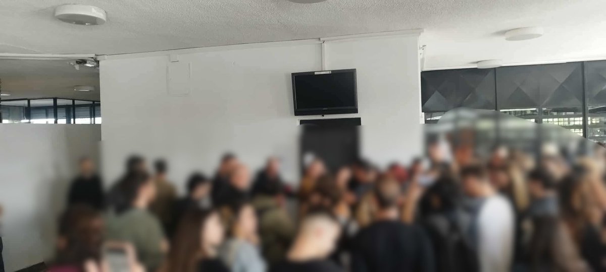 [Θες/νικη] Σήμερα το πρωί πραγματοποιήθηκε συγκέντρωση από τους φοιτητικούς συλλόγους  έξω από την πρυτανεία του ΑΠΘ ενόψει της εφαρμογής των διαγραφών. Φωτογραφίες από την συμμετοχή του ΦΣ γεωλογίας

#laf_portal #antireport