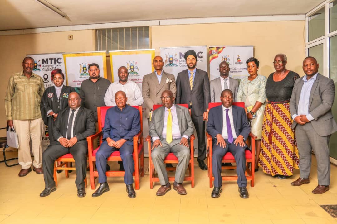 GCICUganda's tweet image. 𝐈𝐧𝐚𝐮𝐠𝐮𝐫𝐚𝐭𝐢𝐨𝐧 𝐨𝐟 𝐭𝐡𝐞 𝐍𝐞𝐰𝐥𝐲 𝐂𝐨𝐧𝐬𝐭𝐢𝐭𝐮𝐭𝐞𝐝 𝐍𝐚𝐭𝐢𝐨𝐧𝐚𝐥 𝐒𝐮𝐠𝐚𝐫 𝐂𝐨𝐮𝐧𝐜𝐢𝐥
Hon. Francis Mwebesa, Minister of Trade, Industry & Cooperatives, officially inaugurated the first Uganda Sugar Industry Stakeholders’ Council, established under the…