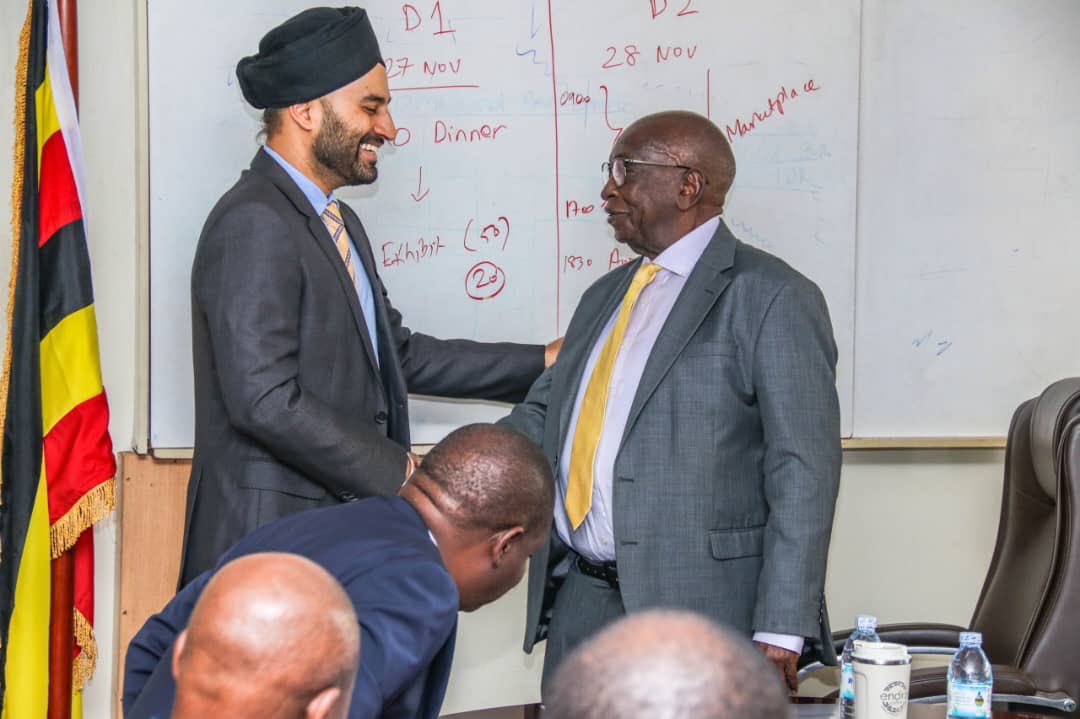 GCICUganda's tweet image. 𝐈𝐧𝐚𝐮𝐠𝐮𝐫𝐚𝐭𝐢𝐨𝐧 𝐨𝐟 𝐭𝐡𝐞 𝐍𝐞𝐰𝐥𝐲 𝐂𝐨𝐧𝐬𝐭𝐢𝐭𝐮𝐭𝐞𝐝 𝐍𝐚𝐭𝐢𝐨𝐧𝐚𝐥 𝐒𝐮𝐠𝐚𝐫 𝐂𝐨𝐮𝐧𝐜𝐢𝐥
Hon. Francis Mwebesa, Minister of Trade, Industry & Cooperatives, officially inaugurated the first Uganda Sugar Industry Stakeholders’ Council, established under the…