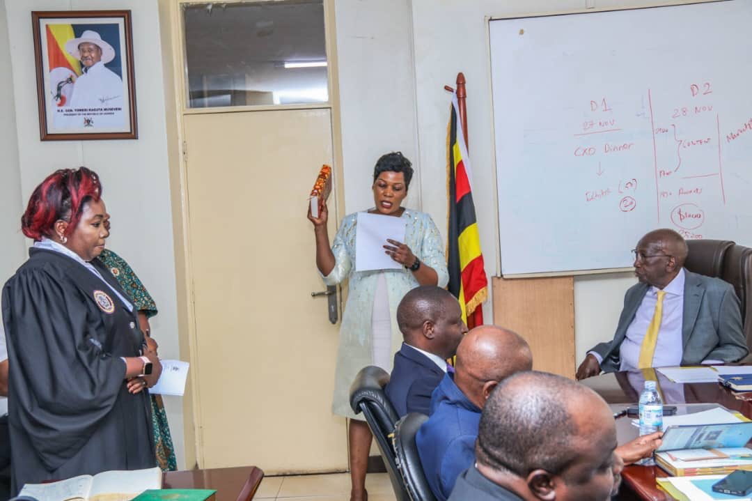 GCICUganda's tweet image. 𝐈𝐧𝐚𝐮𝐠𝐮𝐫𝐚𝐭𝐢𝐨𝐧 𝐨𝐟 𝐭𝐡𝐞 𝐍𝐞𝐰𝐥𝐲 𝐂𝐨𝐧𝐬𝐭𝐢𝐭𝐮𝐭𝐞𝐝 𝐍𝐚𝐭𝐢𝐨𝐧𝐚𝐥 𝐒𝐮𝐠𝐚𝐫 𝐂𝐨𝐮𝐧𝐜𝐢𝐥
Hon. Francis Mwebesa, Minister of Trade, Industry & Cooperatives, officially inaugurated the first Uganda Sugar Industry Stakeholders’ Council, established under the…