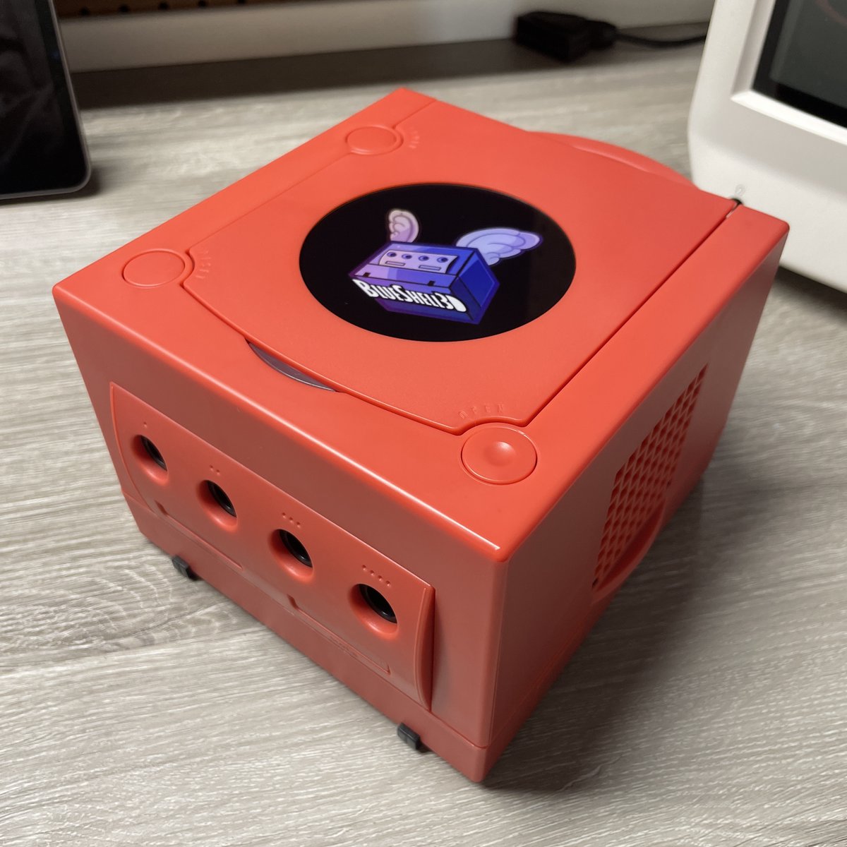 RetroJeff83's tweet image. Custom GameCube build complete for @BlueShell3D !
- @PixelFXco RetroGEM Shiny
- @TeamOffBroadway FlippyDrive w/Ethernet
- Red shell from @StoneAgeGamer 
- Custom jewel from @RockerGameMod 
- Recap Service
- Fan cleaning
- New Thermals
Thread
🧵1/6