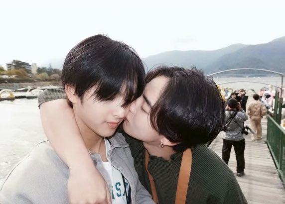 04 (@bibbodi) on Twitter photo น้องแก้มหอมวงบัสมาก โดนพี่ไทยพี่ฮ้าทหอมแก้ม
#BUSSINGJAPANEP12 #HEARTchuthiwat 
#THAIchayanon #COPPERdechawat น้องแก้มหอมวงบัสมาก โดนพี่ไทยพี่ฮ้าทหอมแก้ม
#BUSSINGJAPANEP12 #HEARTchuthiwat 
#THAIchayanon #COPPERdechawat