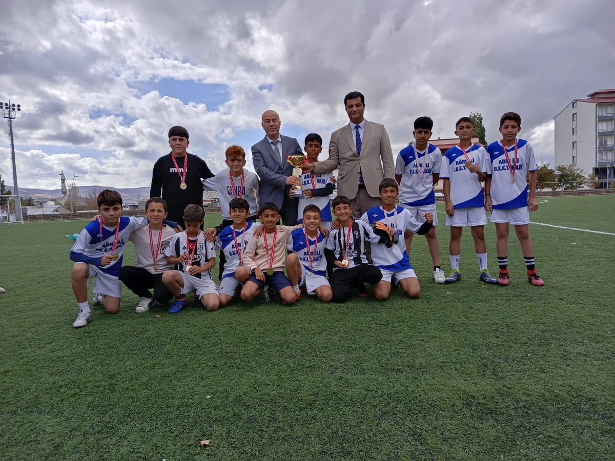 29 Ekim Cumhuriyet Bayramı etkinlikleri kapsamında Ortaokullar arası Futbol Turnuvası Yavuz Selim Ortaokulu’nun Aşağı Dumanlı Ortaokulu’nu 7-0’lık skorla şampiyon olması ile sona erdi.

Şampiyon olan takımı tebrik eder başarılarının devamını dileriz.🥇⚽️🥅🏟️

#GSBGM