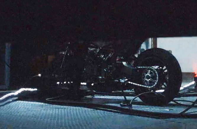 ホンダが過給器付V型3気筒(V3R E-COMPRESSOR)のティーザーを公開しました。

前回公開されたモデルから、エンジン、排気系、フレーム等が変更されています。

テールもありますし、市販プロトタイプとかでしょうか？

詳しくは以下リンクでどうぞ。
kojintekibikematomeblog.com/archives/%e3%8…