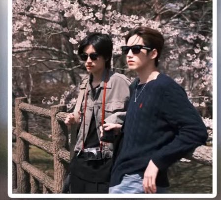 อ๋า มันคือตรงนี้ๆๆๆๆๆ ตอนถ่ายรูปรวมภูเอยืนข้างกันพอดี โดนรุมกระหน่ำถ่ายตรงนี้แน่เลย56565555555555 คิดภาพเห้ยน้องบัสตะโกนภูเออย่าพึ่งขยับๆๆๆๆ56565555555 น้องบัสคนไหนมีรูปตรงนี้อีกแอบส่งเดมมาให้พี่ได้บ่ลูก มันสำคัญกับชีวิตพี่มาก🥹🥹🥹🥹🥹