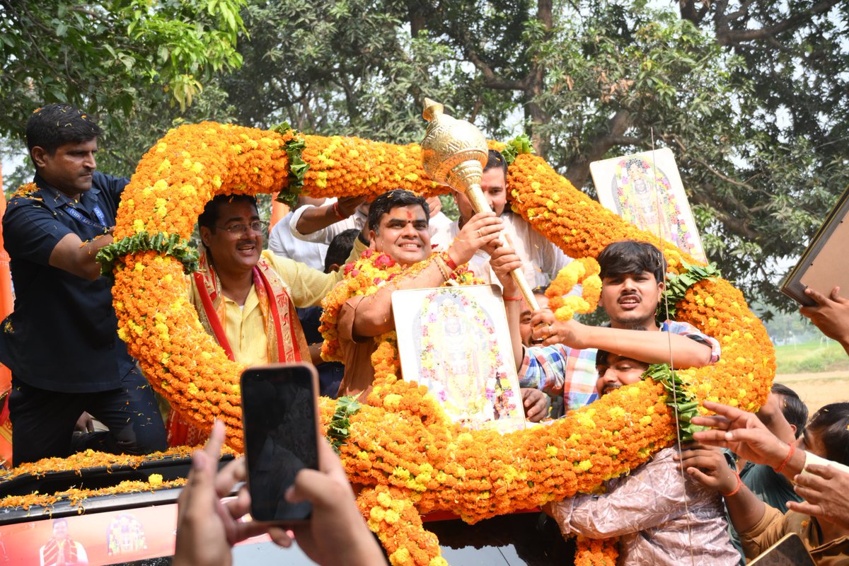 rpsmlagauriganj's tweet image. आज गौरीगंज की पावन धरती पर परम पूज्य आचार्य श्री शान्तनु जी महाराज के श्रीमुख से होने जा रही श्रीराम कथा के शुभारंभ अवसर पर भव्य स्वागत एवं अभिनंदन के क्रम में आज नेवादा में श्री हिमांशु सिंह जी एवं उनके सहयोगियों के द्वारा किये गए भव्य स्वागत हेतु हृदय से आभार एवं धन्यवाद...
जय…