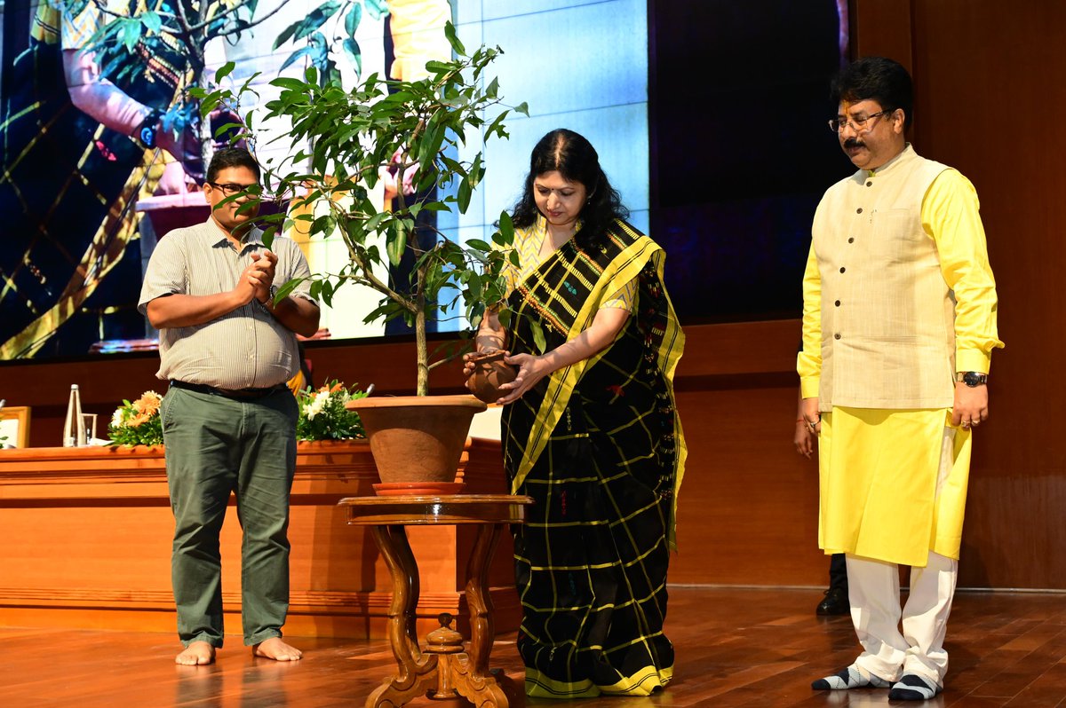 Smt. <a href="/ushapadhee1996/">Usha Padhee</a>, Principal Secretary, presented the context-setting presentation ‘Viksit Odisha for Viksit Bharat’ at the #OdishaUrbanConclave2025, outlining the roadmap for sustainable and inclusive urban transformation.

She highlighted the Department’s vision to triple
