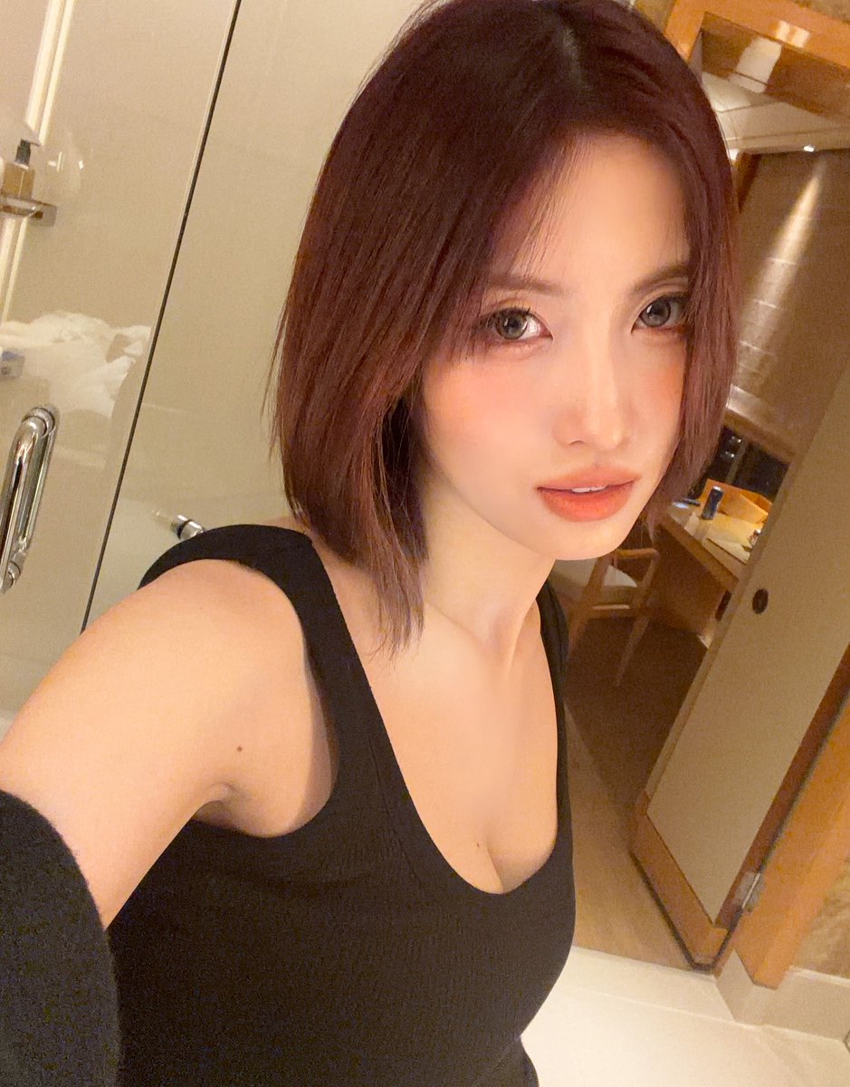 godmitzu's tweet image. We've seen Momo's forehead more in the last month than the last 10 years combined