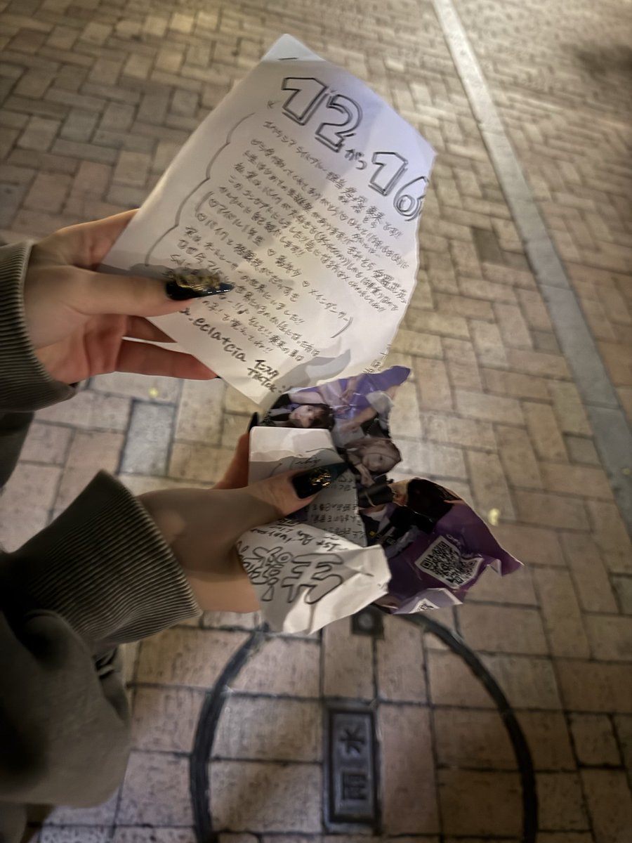 私達がこのビラ1枚、1枚に
どれだけの気持ちを込めているか。

自分で手書きのビラを作って、印をつけてホチキス止めをして…

とにかく悔しいし、悲しい。

でも、人の想いを軽く扱う人間に、何も響かなくていい。

こんな事をしてアイドルを傷つける人がこの先現れませんように。
