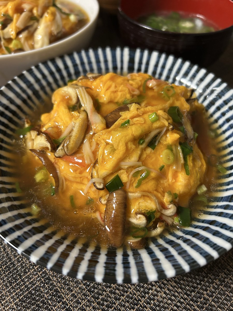 Good evening friends.

I didn’t really want to go shopping today.

There were only a few ingredients in the fridge.

But fortunately there were some eggs, so I used them for dinner.

Today’s dinner
“Tenshinhan”
“Tomyo &amp; okra soup”

#japanesefood
#homecooking