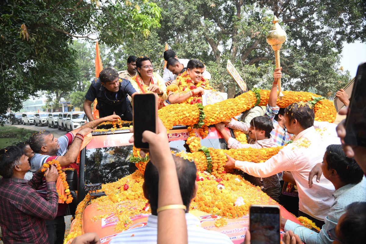 rpsmlagauriganj's tweet image. आज गौरीगंज की पावन धरती पर परम पूज्य आचार्य श्री शान्तनु जी महाराज के श्रीमुख से होने जा रही श्रीराम कथा के शुभारंभ अवसर पर भव्य स्वागत एवं अभिनंदन के क्रम में आज नेवादा में श्री हिमांशु सिंह जी एवं उनके सहयोगियों के द्वारा किये गए भव्य स्वागत हेतु हृदय से आभार एवं धन्यवाद...
जय…