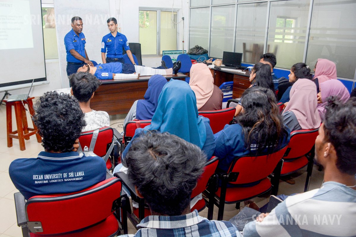 srilanka_navy's tweet image. Students from the Ocean University, Trincomalee were better equipped for essential lifesaving skills, after a specialized training programme led by the @srilanka_navy. #FirstAid #BasicLifeSupport 

Read more: shorturl.at/0iiru