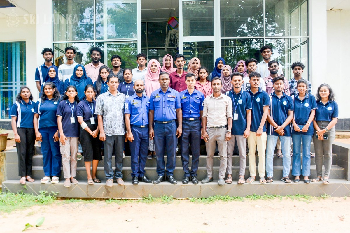 srilanka_navy's tweet image. Students from the Ocean University, Trincomalee were better equipped for essential lifesaving skills, after a specialized training programme led by the @srilanka_navy. #FirstAid #BasicLifeSupport 

Read more: shorturl.at/0iiru