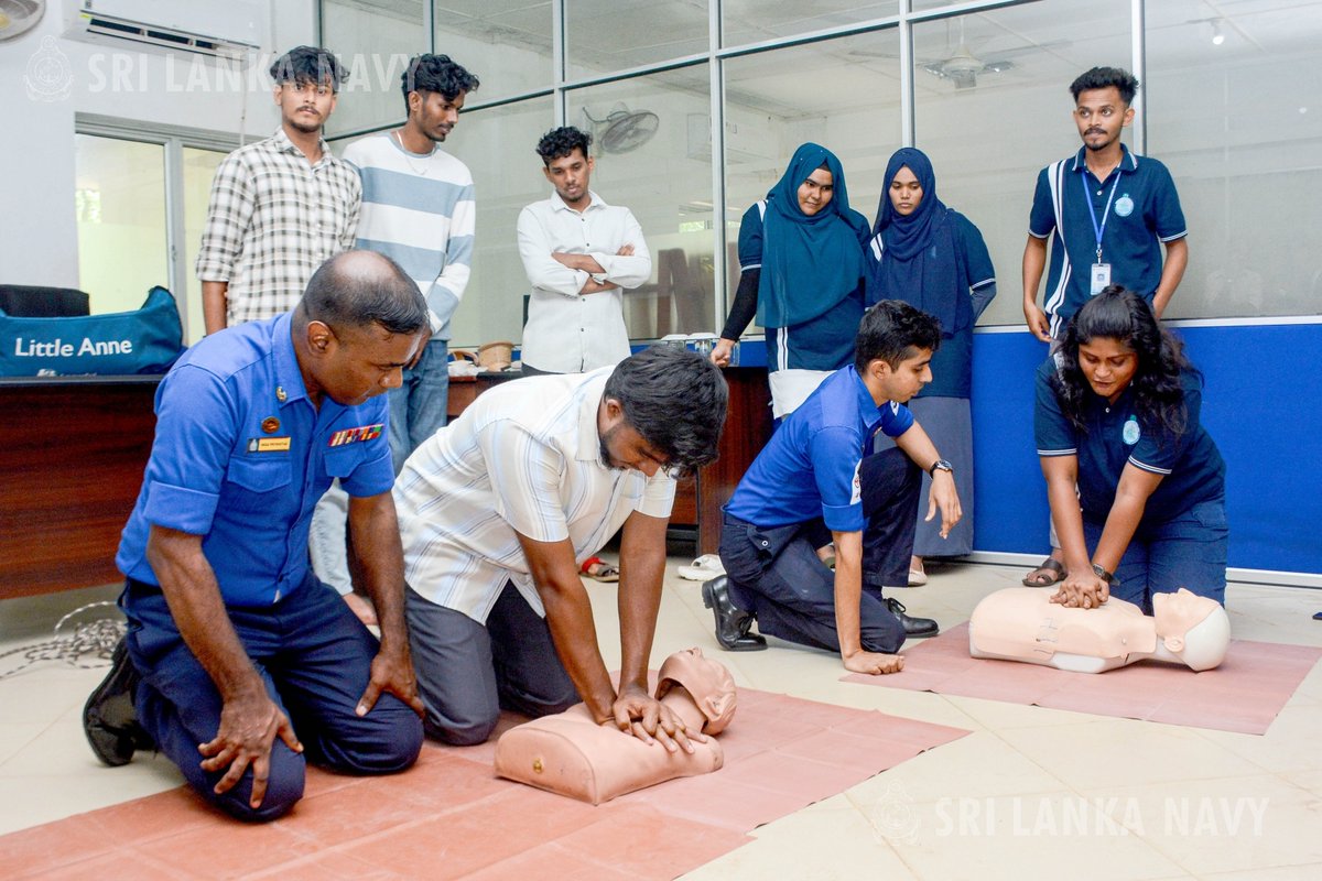 srilanka_navy's tweet image. Students from the Ocean University, Trincomalee were better equipped for essential lifesaving skills, after a specialized training programme led by the @srilanka_navy. #FirstAid #BasicLifeSupport 

Read more: shorturl.at/0iiru