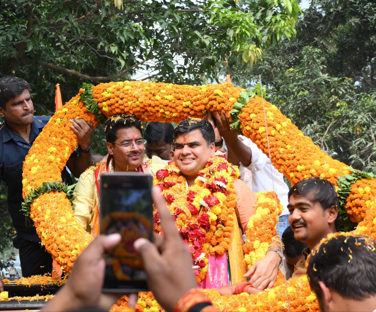 rpsmlagauriganj's tweet image. आज गौरीगंज की पावन धरती पर परम पूज्य आचार्य श्री शान्तनु जी महाराज के श्रीमुख से होने जा रही श्रीराम कथा के शुभारंभ अवसर पर भव्य स्वागत एवं अभिनंदन के क्रम में आज नेवादा में श्री हिमांशु सिंह जी एवं उनके सहयोगियों के द्वारा किये गए भव्य स्वागत हेतु हृदय से आभार एवं धन्यवाद...
जय…