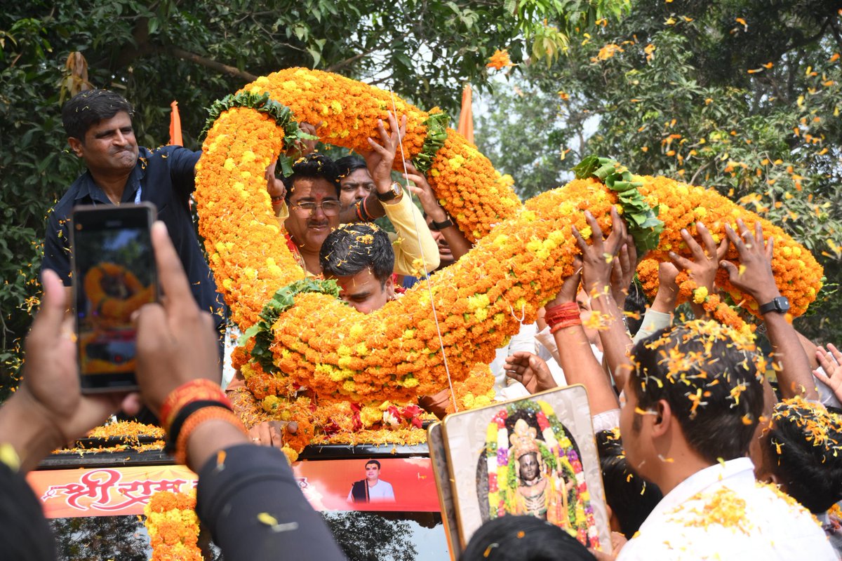 rpsmlagauriganj's tweet image. आज गौरीगंज की पावन धरती पर परम पूज्य आचार्य श्री शान्तनु जी महाराज के श्रीमुख से होने जा रही श्रीराम कथा के शुभारंभ अवसर पर भव्य स्वागत एवं अभिनंदन के क्रम में आज नेवादा में श्री हिमांशु सिंह जी एवं उनके सहयोगियों के द्वारा किये गए भव्य स्वागत हेतु हृदय से आभार एवं धन्यवाद...
जय…