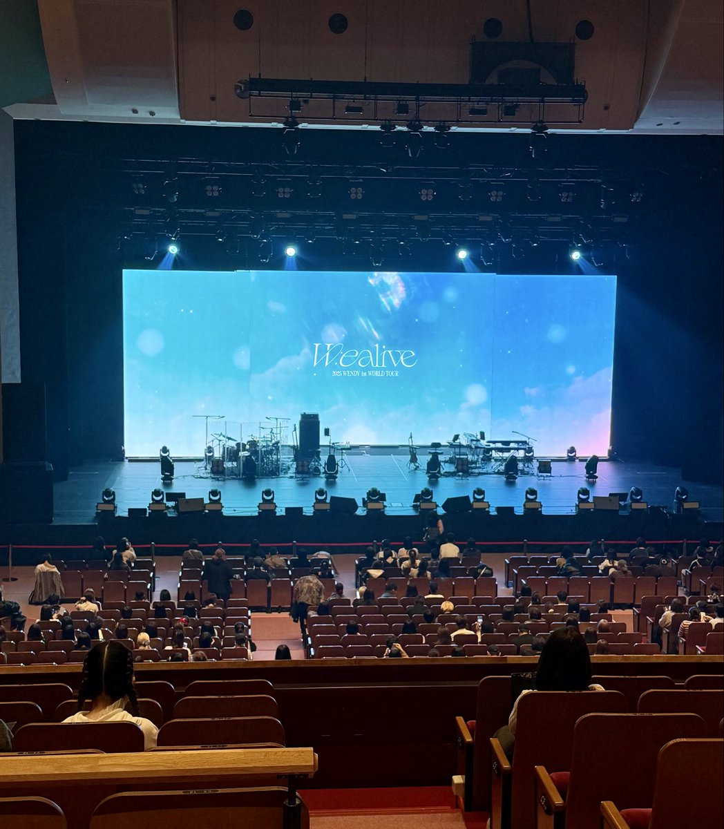 まず、NHKホールってところで格調高い公演を期待させてくれたけど、バンド付きでじっくり聴かせるスタイルだったので、ウェンディの至極の歌声を堪能できて素晴らしいコンサートだった。感動した👏
超神曲のLike Waterも聴けたし言うことなし。
MCも達者で面白い！