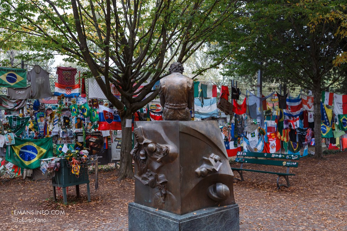 【イモラ・サーキット】
1994年5月1日、アイルトン・セナはこの地で静かに眠りました。
まるでサーキットの喧騒から目を逸らすように。

それでも彼の元へ世界中の人々が訪れています。昨日も、今日も、きっと100年後も。

まだセナへ想いを伝えていないなら、あなたは来るべきです。彼はここにいる。