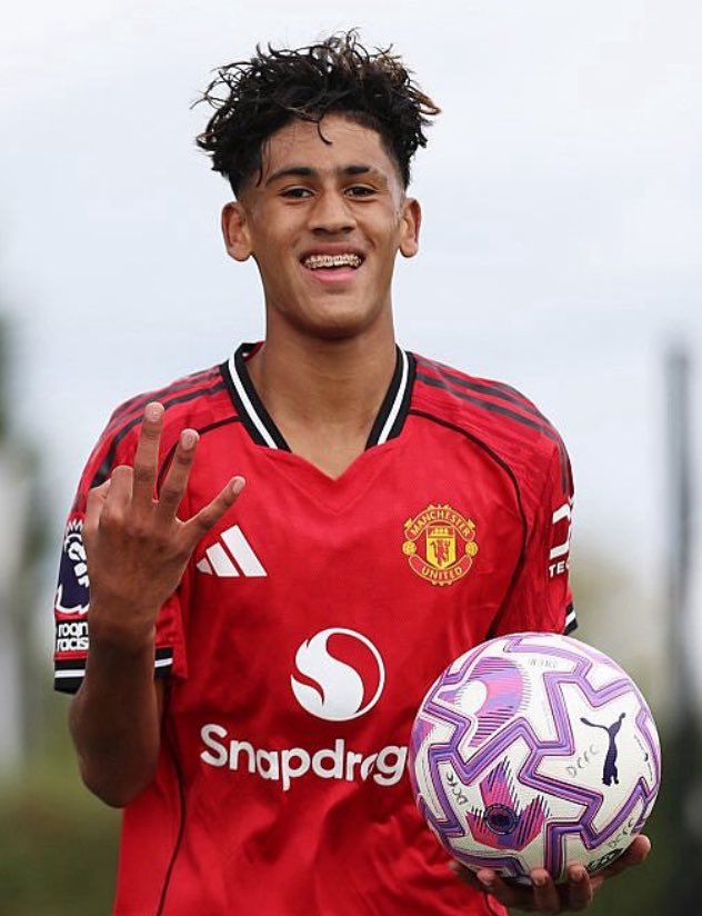 mufcMPB's tweet image. 🚨🚨🌟 BREAKING!!
15-year-old JJ Gabriel took part in Manchester United FIRST-TEAM training today! #MUFC